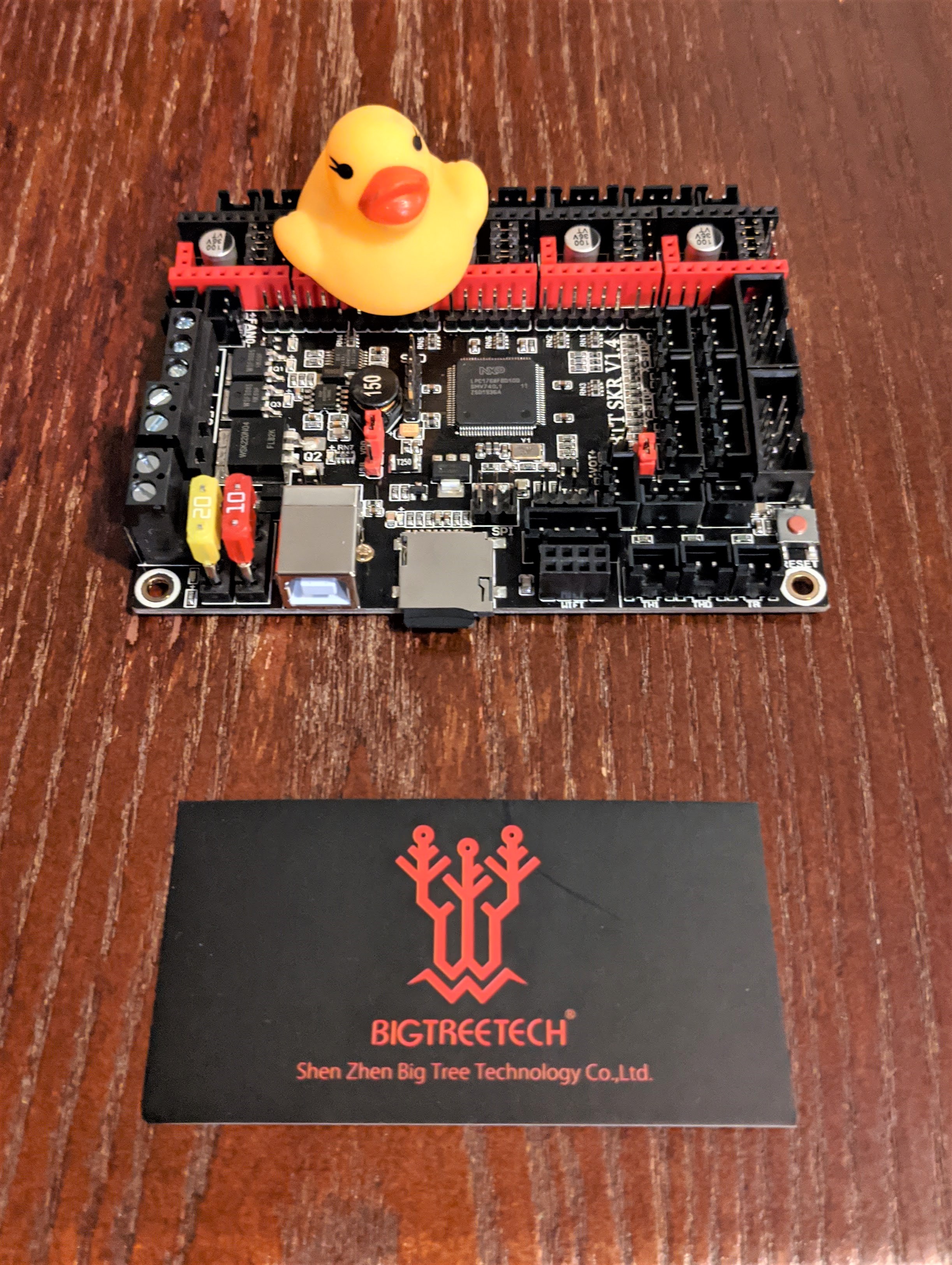 The SKR 1.4 board from BigTreeTech has a 32-bit MCU and fully configured internal routing for UART motor driver signals